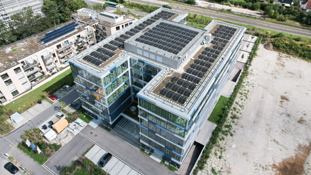 De foto toont een drone-opname van het wenglorgebouw in Unterschleißheim.