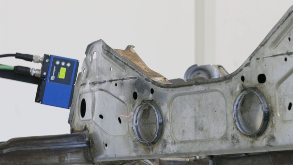 Bir metal bileşen üzerinde profil sensörü ile 3D kaynak dikişi denetimi.