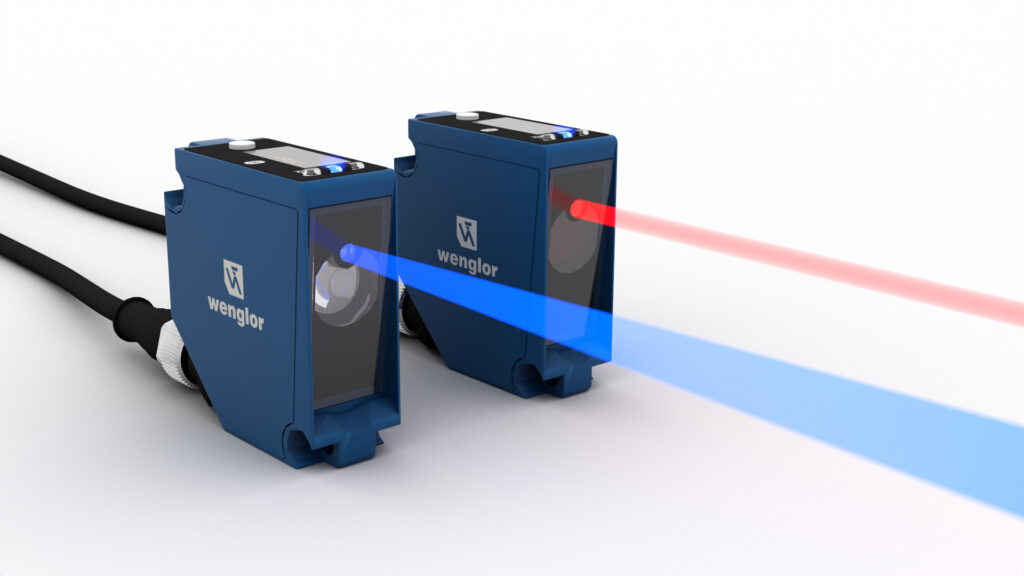 Zdjęcie przedstawia dwa laserowe czujniki odległości wenglor z technologią czasu przelotu, jeden z niebieskim i jeden z czerwonym światłem laserowym, obok siebie.