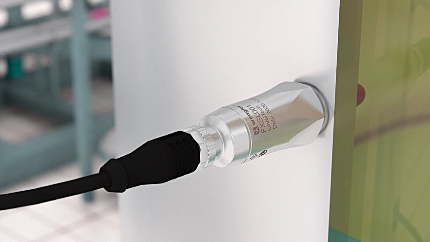 Senzor nivoja LevelTech podjetja wenglor zaznava plast olja v posodi z uporabo kapacitivnega merilnega principa.