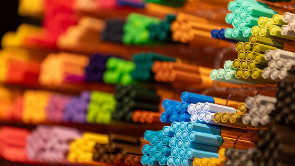 Farebné pastelky rôznych farieb usporiadané v stojane.