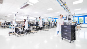 Imatge de la zona de producció de wenglor: Podeu veure nombrosos llocs de treball on es fabriquen productes.