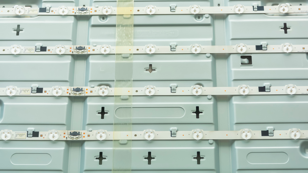 Darrere d'una televisió amb tires LED per a la retroil·luminació.