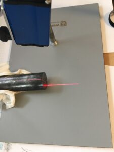 Un acer rodó tallat perfectament en un angle de 90 graus, llest per al mecanitzat.